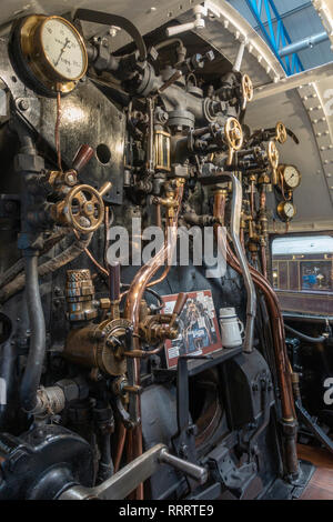 Voir l'intérieur de la cabine d'un train à vapeur typique sur l'affichage dans le National Railway Museum, York, Royaume-Uni. Banque D'Images