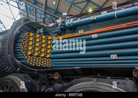 Ellerman Lines montrant en coupe du moteur à vapeur à l'intérieur de la chaudière (inc. grands tubes et éléments surchauffeurs), dans le National Railway Museum, York, Royaume-Uni. Banque D'Images