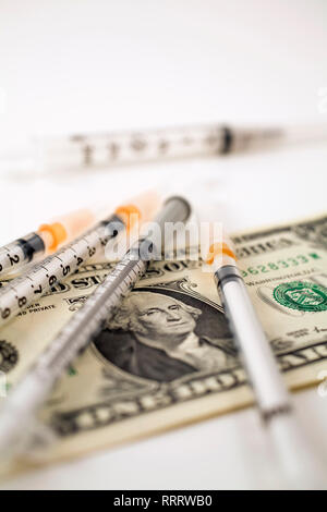Close-up de seringues médicales sur le dessus d'une monnaie d'un dollar bank note Banque D'Images