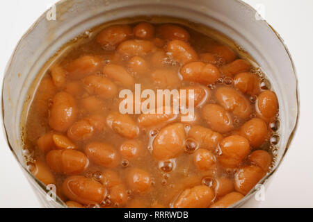 Close-up of brown beans dans une boîte sur un fond blanc Banque D'Images