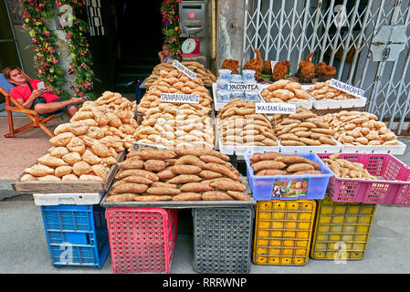 Manille, Philippines - Le 12 février 2017 : une variété de patate douce taïwanais dans les paniers pour la vente à une rue dans le quartier chinois avec un vendeur masculin Banque D'Images