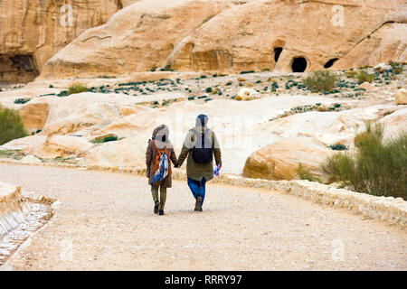 Un couple de touristes flânant dans les belles ruines de Petra en Jordanie. Petra est une ville historique et archéologique dans le sud de la Jordanie. Banque D'Images