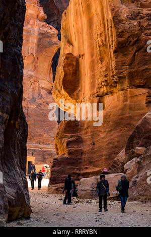 Les touristes à pied à travers un énorme canyon dans le magnifique site archéologique de Pétra, en Jordanie. Banque D'Images