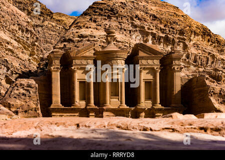 (Selective focus) avec une vue magnifique sur le Monastère Deir Ad - dans la ville antique de Petra. Banque D'Images