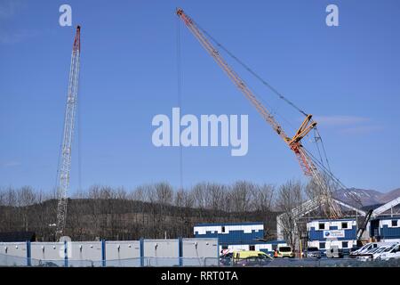 Deux grues de construction de l'écloserie de poissons contre un magnifique ciel bleu, travaillant sur des fermes dans la mer écossais à l'écloserie de saumon Loch Creran, Argyll, Barcaldine Banque D'Images