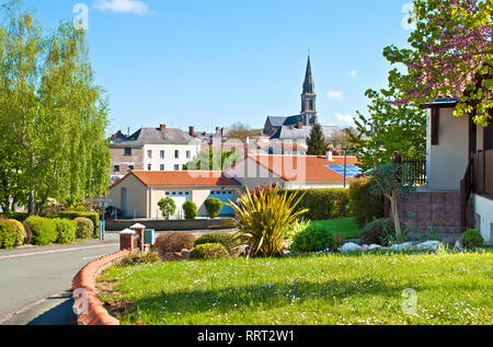 Vue sur une petite ville française de neuvy-en-Mauges, France. De nombreuses maisons parmi les arbres verts et les toits rouges avec panneaux cellulaires, tour d'une église. Spri chaud Banque D'Images