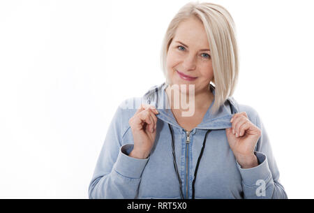 Heureux avec sa femme gaie cheveux blancs se réjouir de nouvelles positives ou cadeau d'anniversaire, looking at camera avec une joyeuse et charmant sourire. Femme blonde à l'intérieur de détente après le travail. isolated on white Banque D'Images