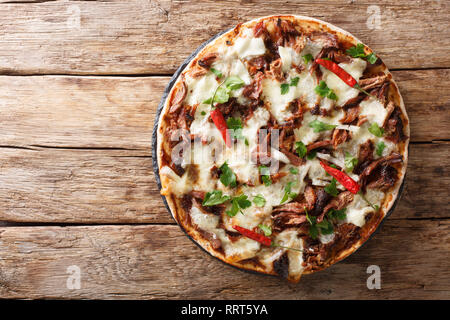 Pizza fraîche de porc avec, de mozzarella, de piment et de sauce barbecue sur la table. haut horizontale Vue de dessus Banque D'Images