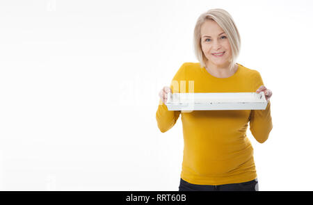 Femme cuisine serveuse bac vide donne à vos produits publicitaires isolé sur fond blanc. Maquette pour une utilisation Banque D'Images