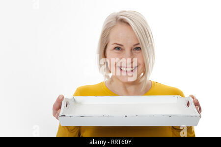 Femme cuisine serveuse bac vide donne à vos produits publicitaires isolé sur fond blanc. Maquette pour une utilisation Banque D'Images