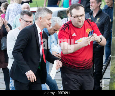 Gardien de Manchester United Ole Gunnar Solskjaer manager dispose d'un des fans à l'extérieur de Halifax avec selfies Minster après les funérailles de Manchester United, l'ancien entraîneur de l'équipe jeunesse Eric Harrison qui est mort 81 ans. Banque D'Images