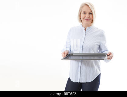 Femme cuisine serveuse bac vide donne à vos produits publicitaires isolé sur fond blanc. Maquette pour une utilisation Banque D'Images