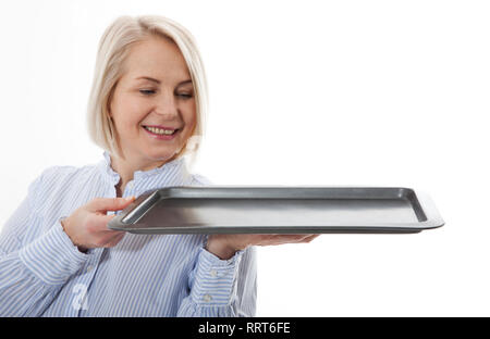 Femme cuisine serveuse bac vide donne à vos produits publicitaires isolé sur fond blanc. Maquette pour une utilisation Banque D'Images