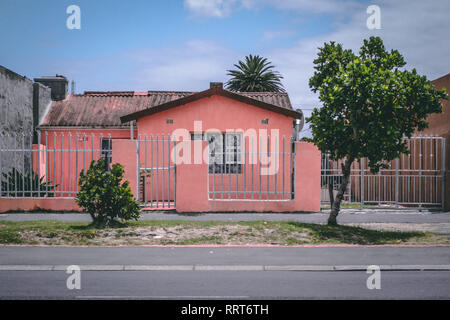 La maison rouge dans le Township sud-africain Langa près de Cape Town Banque D'Images