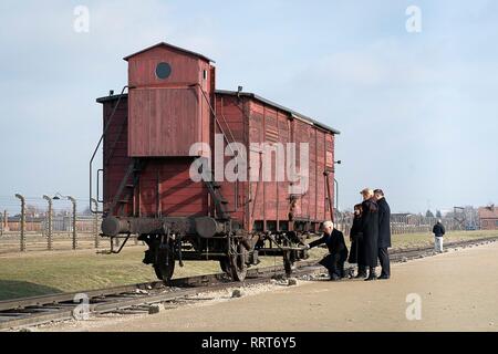 Le Vice-président américain Mike Pence et sa femme Karen Pence pause à un wagon de marchandises qui a été utilisé pour le transport de Juifs vers le camp de la mort durant leur visite au camp de concentration Auschwitz-Birkenau le 15 février 2019 à Oswiecim, Pologne. Debout de gauche à droite sont : Vice-président Mike Pence, Karen Pence, Président polonais Andrzej Duda et sa femme Kornhauser-Duda Agata. Banque D'Images