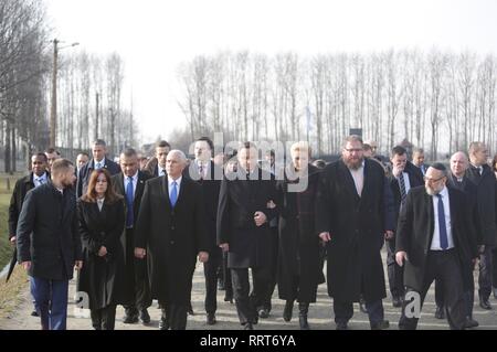 Le Vice-président américain Mike Pence, Président polonais Andrzej Duda et leurs épouses se marcher ensemble au cours d'une visite de la camp de concentration Auschwitz-Birkenau le 15 février 2019 à Oswiecim, Pologne. Debout de gauche à droite sont : Karen Pence, Vice-président Mike Pence, Président polonais Andrzej Duda et sa femme Kornhauser-Duda Agata. Banque D'Images