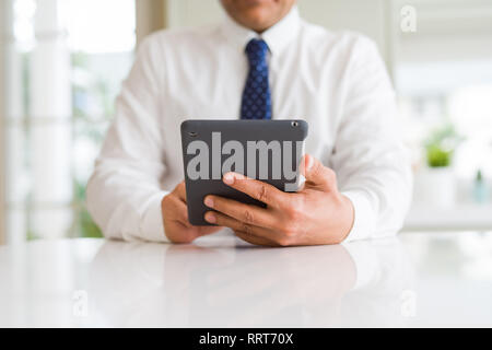 Close up of middle age business man using tablet Banque D'Images