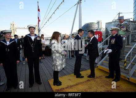 Le Secrétaire à la défense, Gavin Williamson se félicite de l'Ambassadeur de France, Jean-Pierre Jouyet, à bord du HMS Belfast où une légion d'Honneur cérémonie a eu lieu le mardi en l'honneur de quatre anciens combattants de la Marine royale qui ont contribué à libérer la Normandie en 1944. Banque D'Images