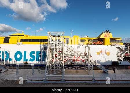 Tenerife, Espagne - 27 janvier 2019 : Fred Olsen navire Traversier Expres départ du port de Tenerife. Canaries, Espagne . Banque D'Images