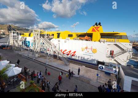 Tenerife, Espagne - 27 janvier 2019 : Fred Olsen navire Traversier Expres départ du port de Tenerife. Canaries, Espagne . Banque D'Images