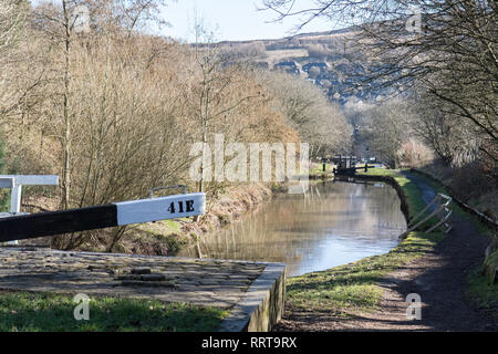 Huddersfield le canal étroit près de Marsden dans West Yorkshire Banque D'Images