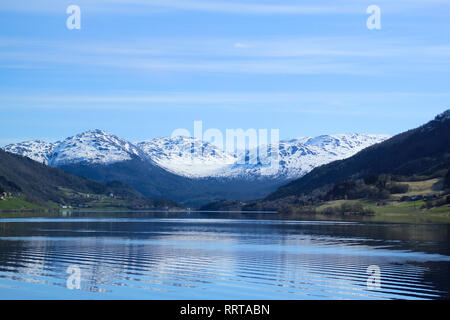 Calme et paisible paysage de Norvège. Montagne Blanche reflète dans crystal clear lake. Banque D'Images