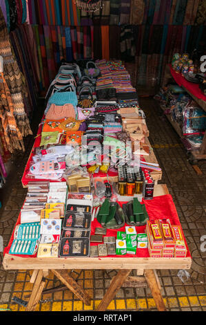 Une table dans une échoppe de marché avec des cadeaux, souvenirs et bibelots sur l'affichage pour la vente, Sa Pa, Vietnam Banque D'Images