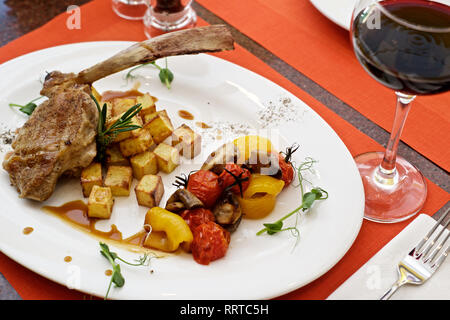 carré d'agneau avec légumes grillés Banque D'Images