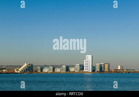 Baie de Cardiff montrant le déloppement moderne de logements le long des rives nord du lac, au sud du pays de Galles Banque D'Images