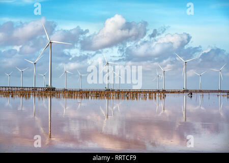 Seacape avec l'énergie verte L'électricité éolienne, moulin à vent pour la production d'énergie électrique sur la mer à Bac Lieu, au Vietnam. Vue aérienne Banque D'Images