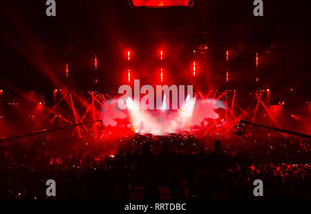 Les concerts de foule d'un concert de rock. Grande salle de concert avec une grande scène. Beaucoup de gens. Équipements de l'éclair. Tournage de télévision un concert o Banque D'Images