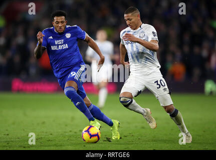 Nathaniel Mendez-Laing de Cardiff City et Everton est Richarlison bataille pour la balle au cours de la Premier League match à la Cardiff City Stadium. Banque D'Images