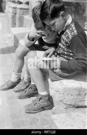 Voyage à Rome - Italie en 1950 - deux petits garçons. Zwei kleine Jungen en Rom. Photo Erich Andres Banque D'Images