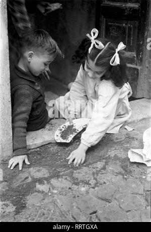 Voyage Italie - l'Italie en 1950 - Lecture d'enfants de Rome, Trastevere trimestre. Spielende Kinder im Viertel Trastevere en Rom, Italie. Photo Erich Andres Banque D'Images