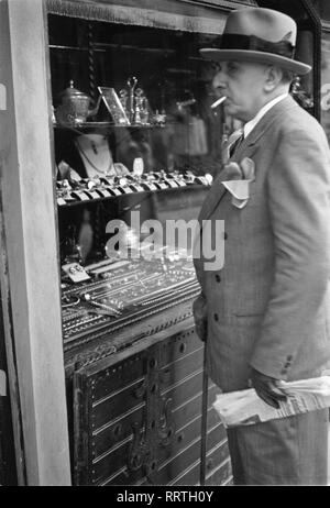 Voyage à Florence - Italie en 1950 - Monsieur de Florence à la recherche dans une vitrine. L'image date de 1954. Älterer Herr schaut sich die Auslage in einem Schaufenster in Florenz, un Italien. Photo Erich Andres Banque D'Images