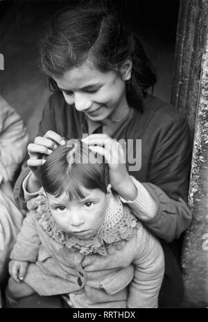 Voyage à Rome - Italie en 1950 - enfants - deux sœurs - à Rome, Trastevere trimestre. Zwei Schwestern en Rom, Italie. Photo Erich Andres Banque D'Images