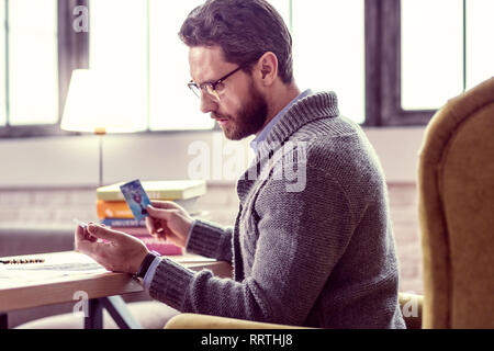 Belle homme sérieux à la recherche dans son avenir Banque D'Images