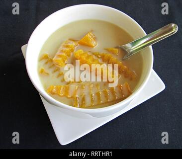Citrouille en lait de coco sucré ( Faktong buad gang ) Banque D'Images