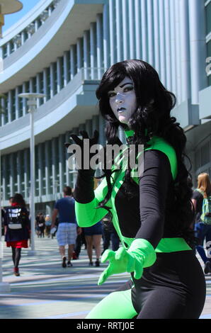 Une femme participant à Wondercon pose pour la caméra dans son costume Shego Banque D'Images
