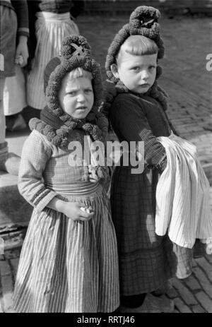 Se rendre en Hollande - Hollande - partie des Pays-Bas - deux filles de Volendam, North Holland. L'image date de vers 1954. Photo Erich Andres Banque D'Images