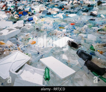 Tas de bouteilles en plastique des déchets et autres ordures - l'impact humain sur l'environnement, concept Banque D'Images
