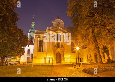 Prague - la façade de monastère de Strahov au crépuscule. Banque D'Images