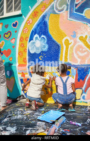 Peinture murale sur le dynamique filles mur ensoleillé Banque D'Images