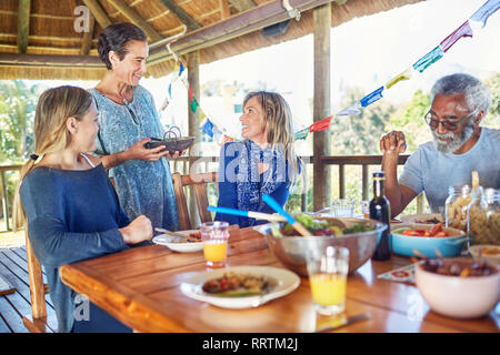 Bénéficiant d'amis repas sain dans hut au cours de yoga retreat Banque D'Images