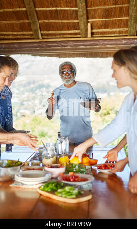 Bénéficiant d'amis repas sain dans hut au cours de yoga retreat Banque D'Images