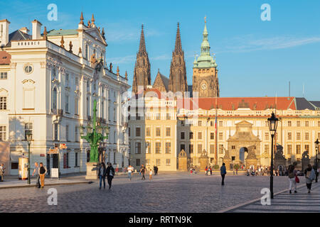 PRAGUE, RÉPUBLIQUE TCHÈQUE - le 12 octobre 2018 : la place Hradcanske, château et cathédrale Saint-Guy dans soir ligit. Banque D'Images