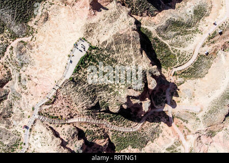 Vue de dessus de drone de plate-forme d'observation plein de gens. Les touristes Visiter Visites sur le dessus du pic de la montagne. Banque D'Images