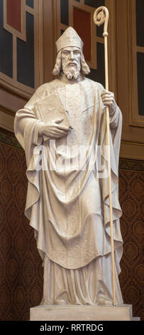 PRAGUE, RÉPUBLIQUE TCHÈQUE - le 13 octobre 2018 : La statue en marbre de saint Vojtěch (Adalbert) kostel Svatého Václava dans l'église par artwork Čeněk Vosmík faite Banque D'Images