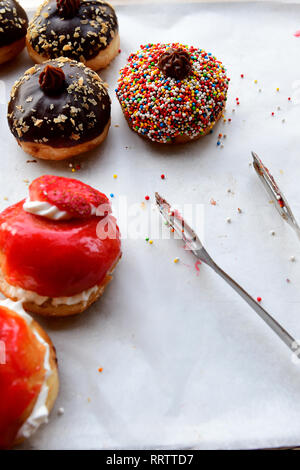 Sufganiyots, frit donust qui sont traditionnellement consommés pendant la fête juive de Hanoukka, Yehuda Marché, Jérusalem, Israël Banque D'Images