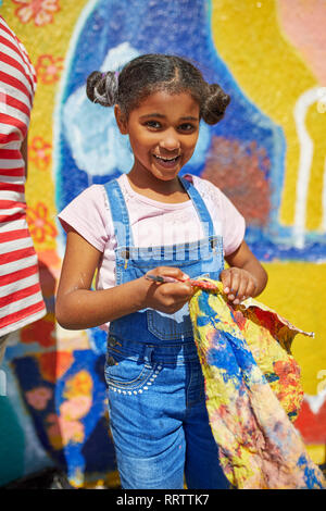 Portrait of smiling girl dynamique peinture murale sur mur ensoleillé